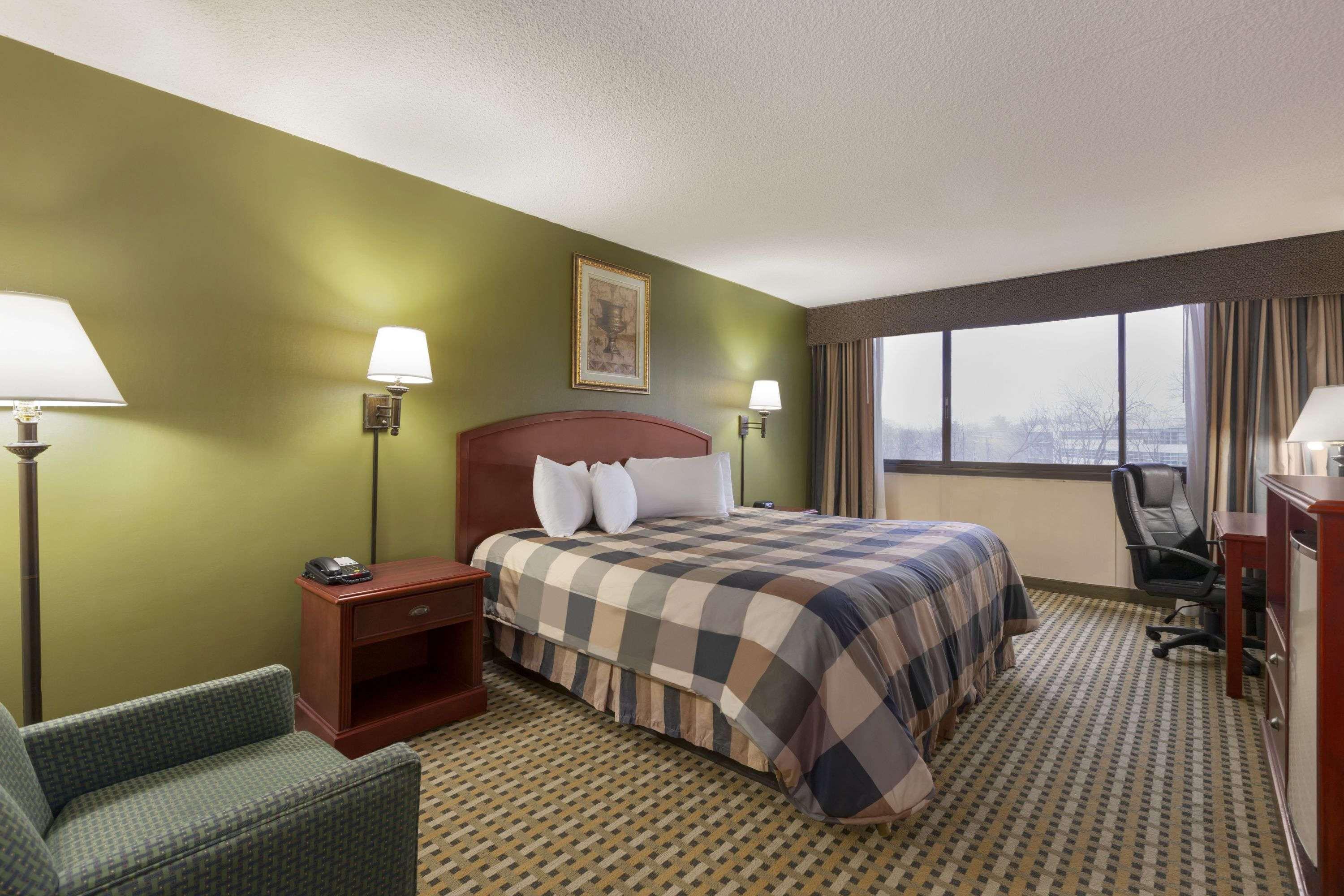 Ramada by Wyndham Rochelle Park Near Paramus Rum bild